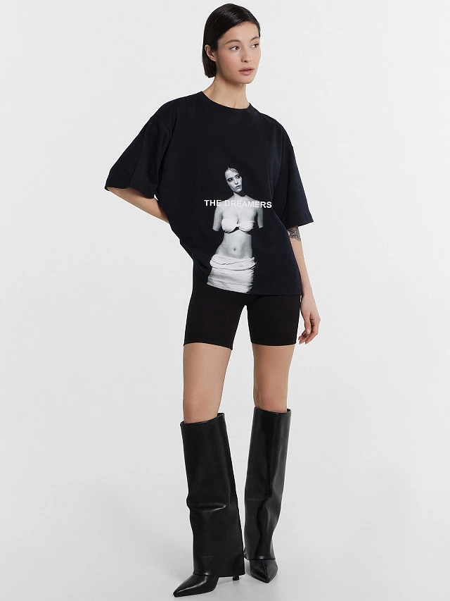 Футболка женская черная с принтом и надписью "The dreamers" - 3