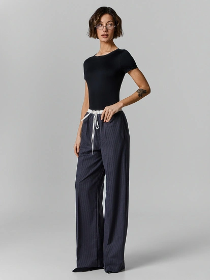 картинка Брюки женские серые в узкую полоску  от магазина стильной одежды Mark Formelle