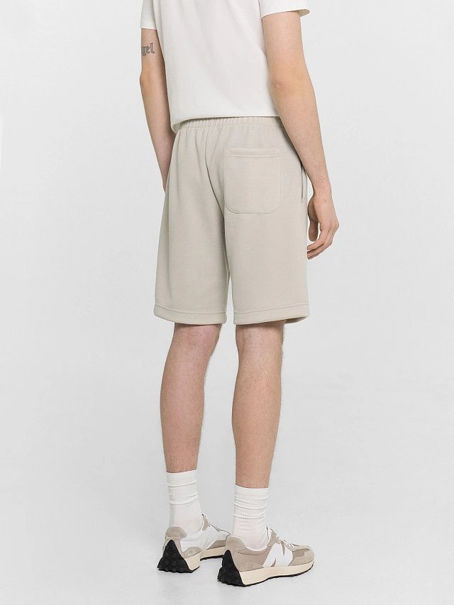 Шорты мужские бежевые с нашивкой - 3