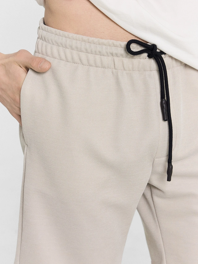 Шорты мужские бежевые с нашивкой - 5