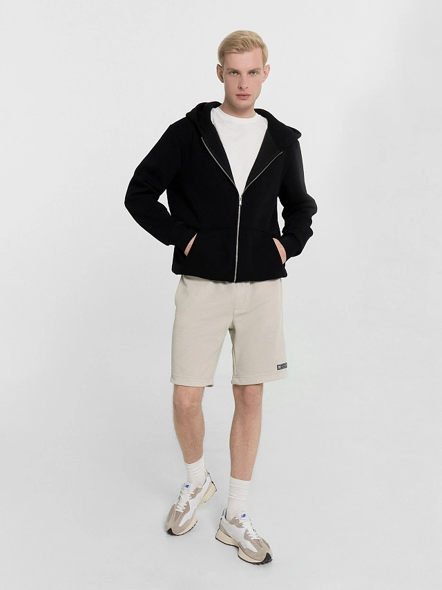 Шорты мужские бежевые с нашивкой - 8