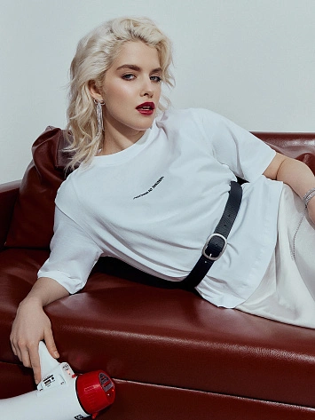 Футболка женская белая с надписью "часики то тикают"