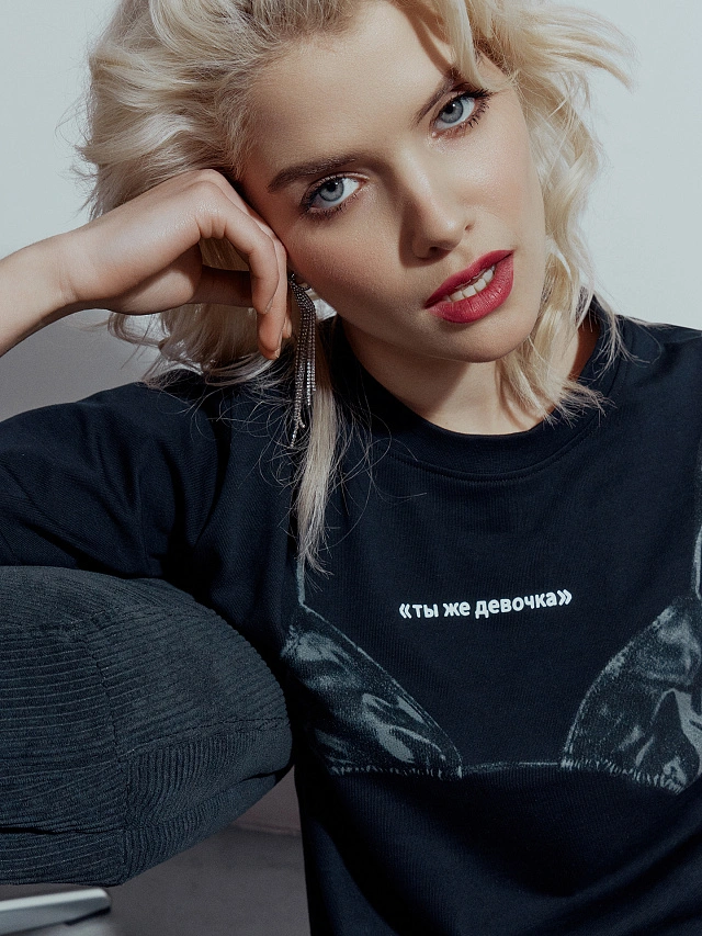 Футболка женская черная с принтом и надписью "Ты же девочка" - 3