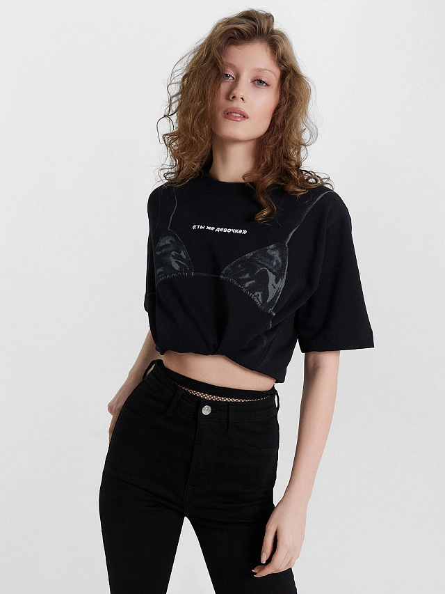 Футболка женская черная с принтом и надписью "Ты же девочка" - 8