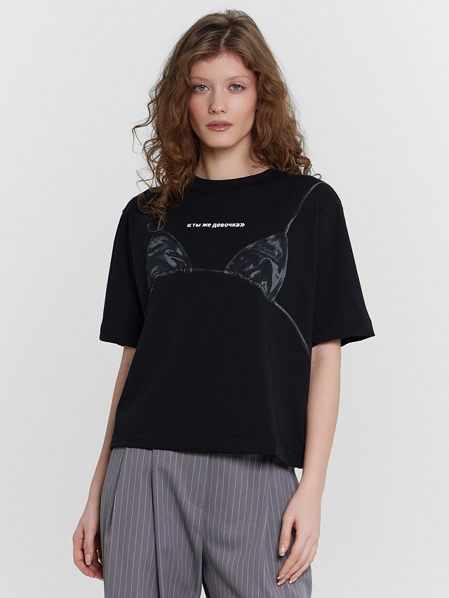 Футболка женская черная с принтом и надписью "Ты же девочка" - 4