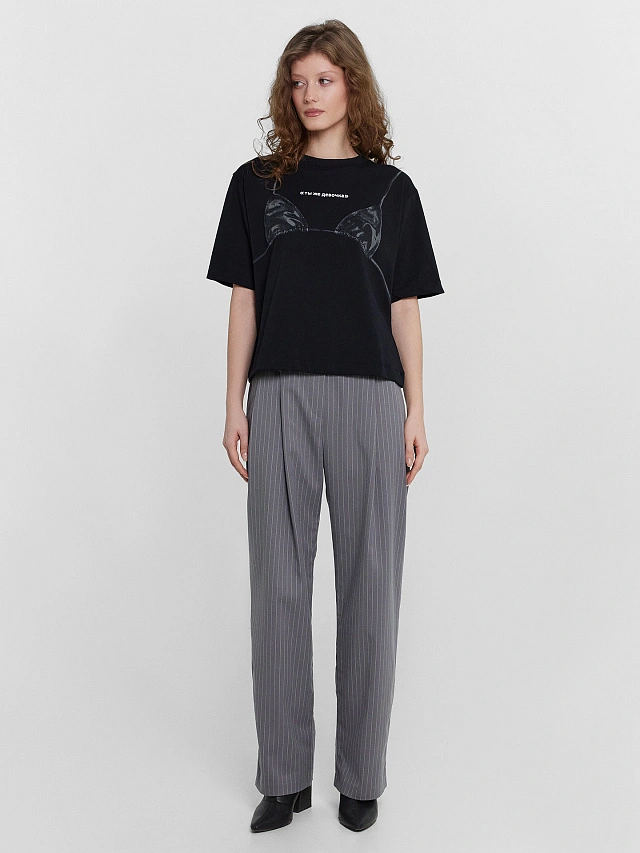 Футболка женская черная с принтом и надписью "Ты же девочка" - 6