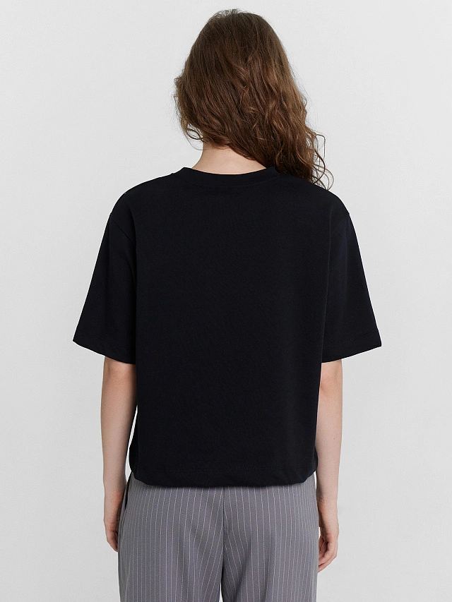 Футболка женская черная с принтом и надписью "Ты же девочка" - 5