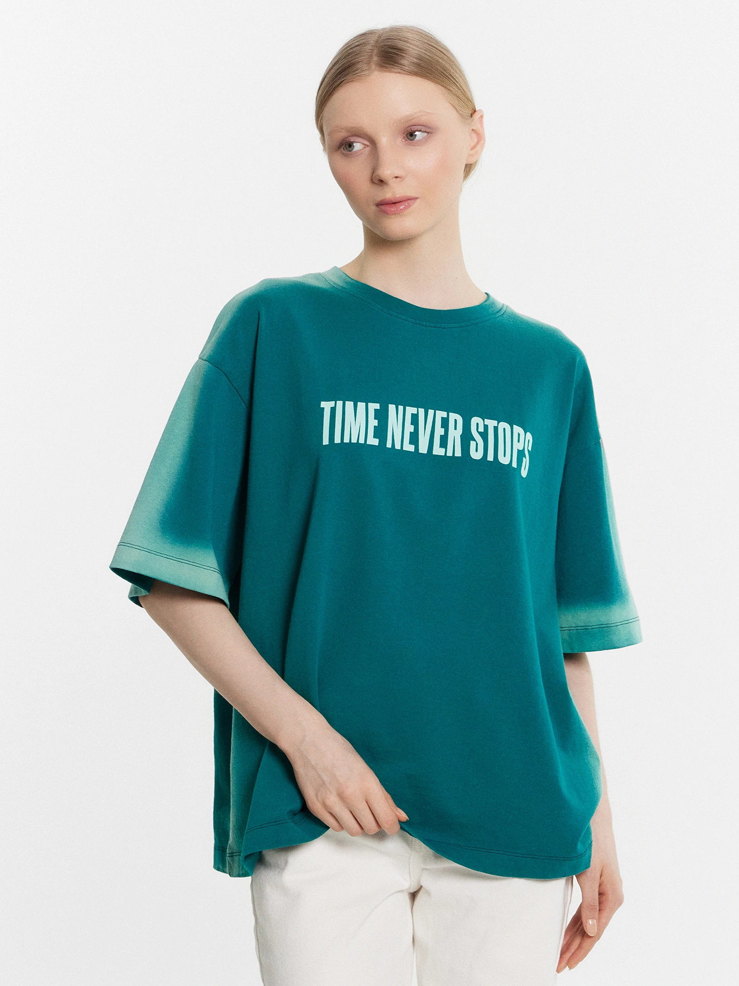 Футболка женская зеленая "time never stops"