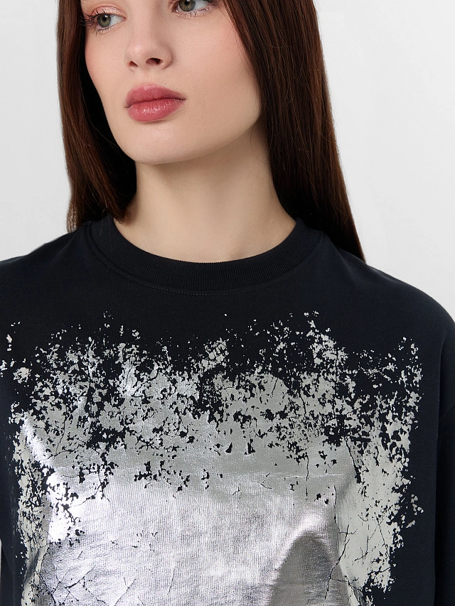 Футболка женская черная с серебристым принтом - 5