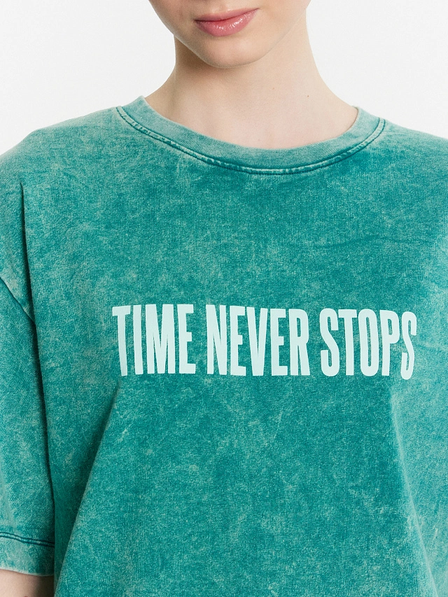 Футболка женская зеленая с обработкой эйсид и надписью "time never stops" - 5