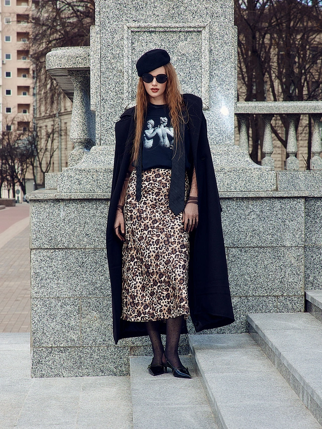 Футболка женская черная с принтом и надписью "The three graces" - 2