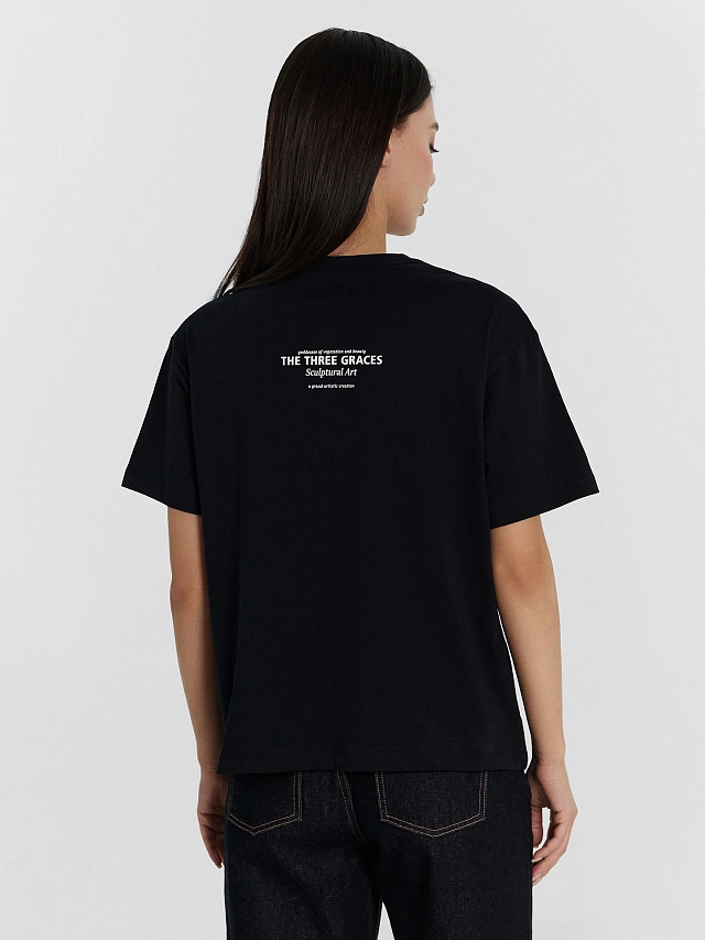 Футболка женская черная с принтом и надписью "The three graces" - 4