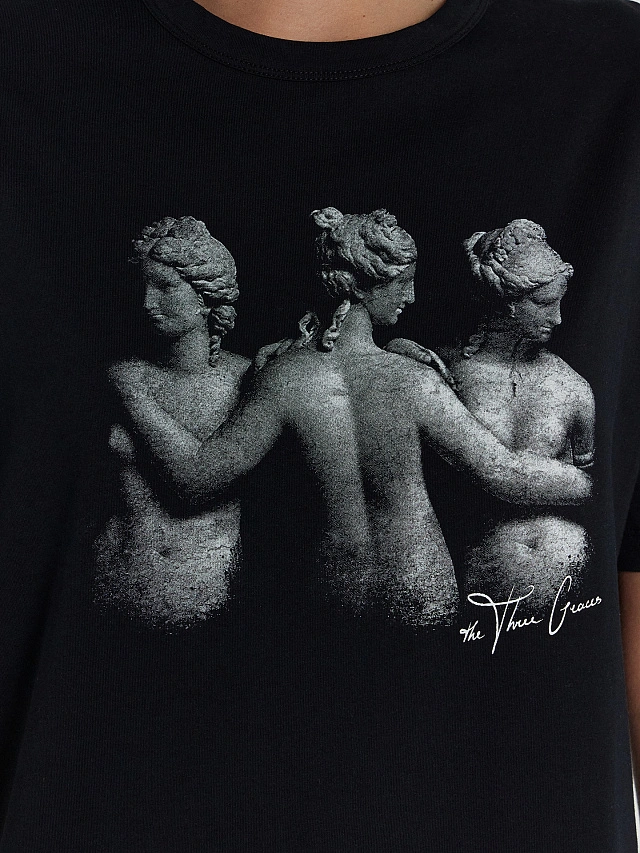 Футболка женская черная с принтом и надписью "The three graces" - 6