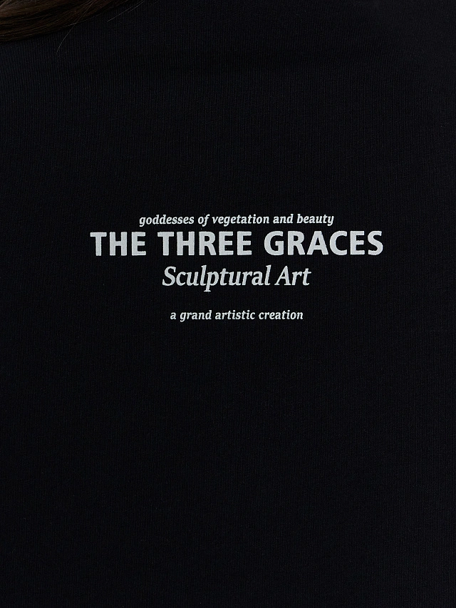 Футболка женская черная с принтом и надписью "The three graces" - 7