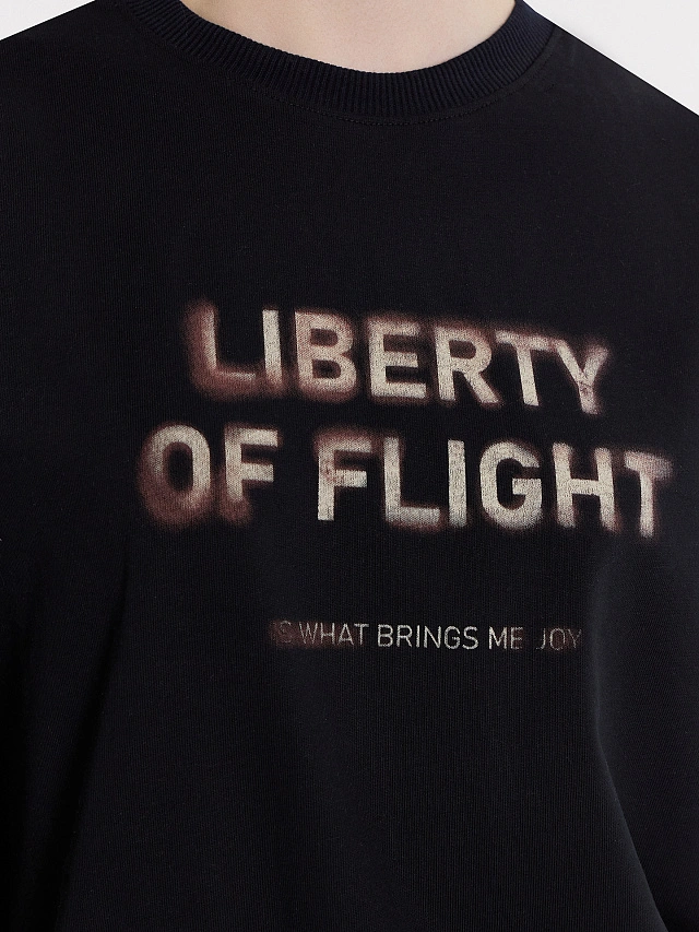 Футболка женская черная с принтом и написью "Liberty of flight" - 4