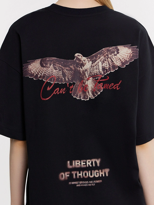 Футболка женская черная с принтом и написью "Liberty of flight" - 5