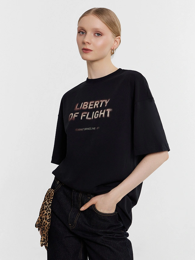 Футболка женская черная с принтом и написью "Liberty of flight" - 6