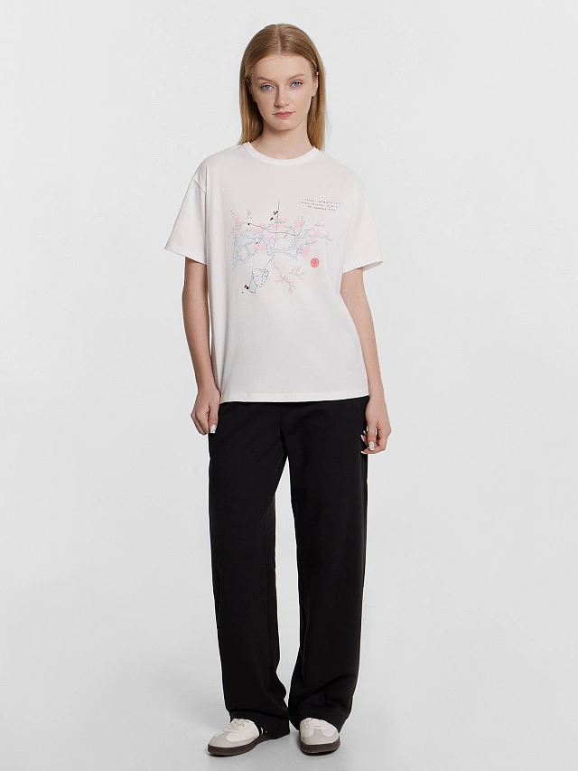 Футболка женская белая с принтом и надписью "Гляжу - опавший лист... " - 3