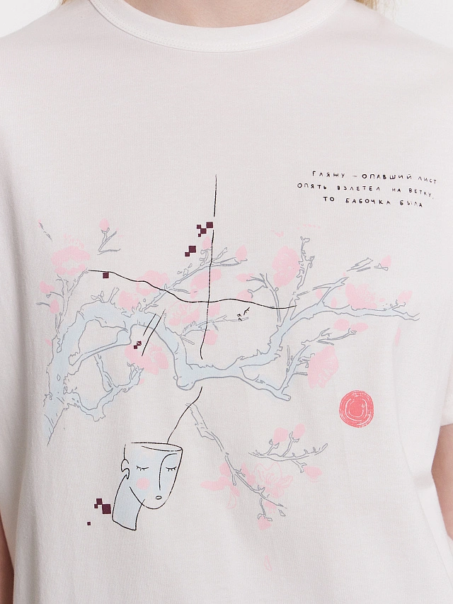 Футболка женская белая с принтом и надписью "Гляжу - опавший лист... " - 4