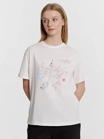 Футболка женская белая с принтом и надписью "гляжу - опавший лист... "