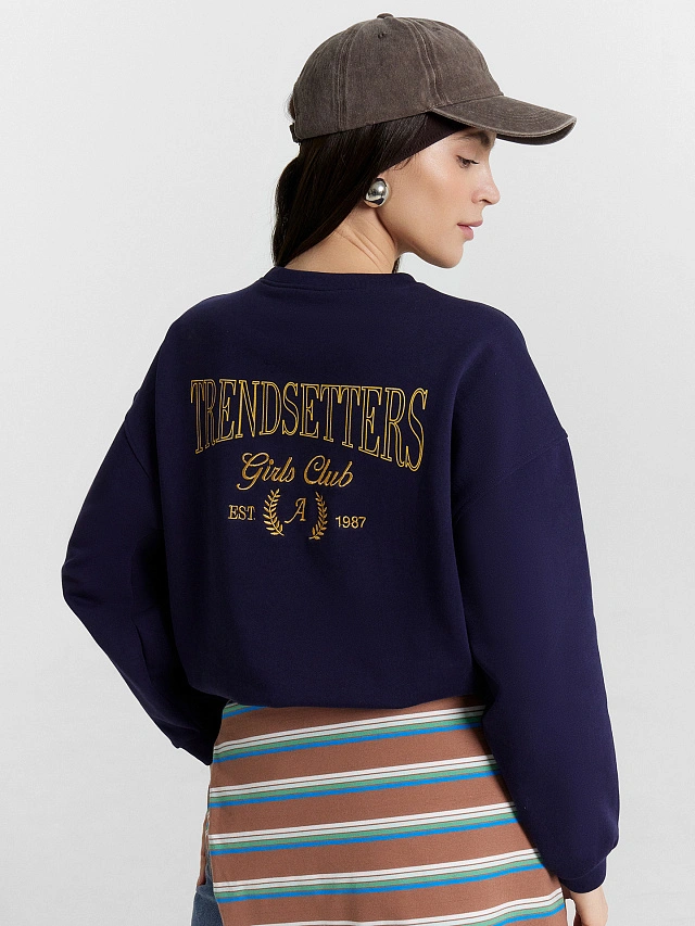 Свитшот женский синий с вышивкой на груди "girl club" - 7