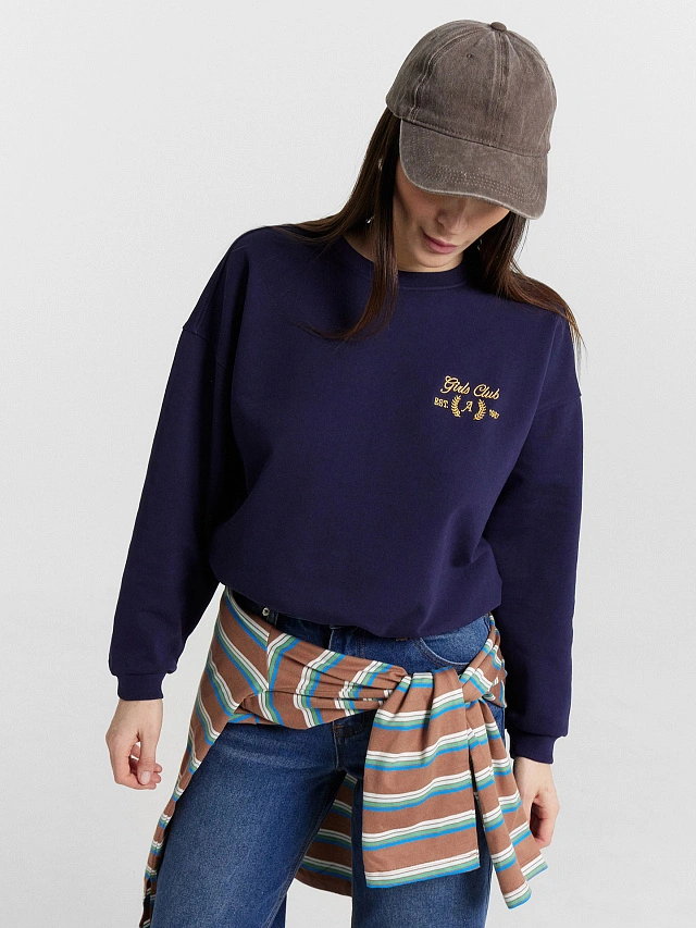 Свитшот женский синий с вышивкой на груди "girl club" - 8