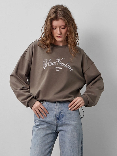 картинка Свитшот женский коричневый с вышивкой "Place Vendome" от магазина стильной одежды Mark Formelle