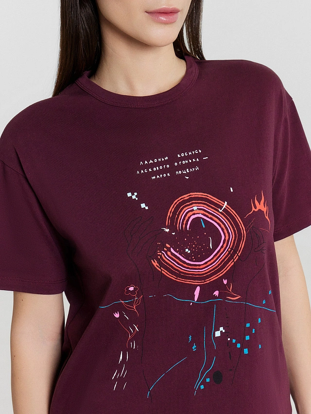 Футболка женская с принтом и надписью "ладонью коснусь ласкового огонька..." - 4