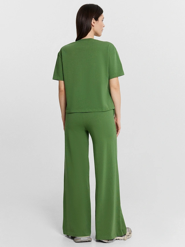 Комплект женский зеленый: футболка и брюки - 2