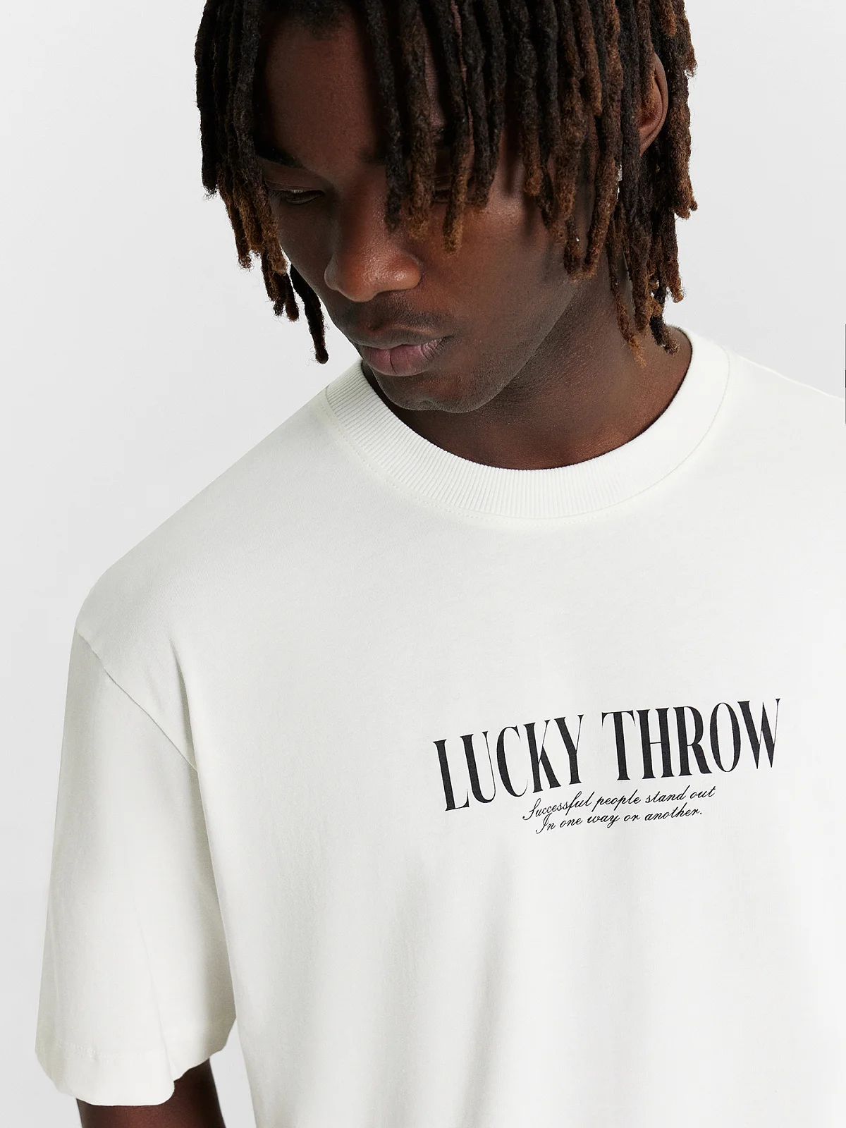 Футболка мужская кремовая с принтом и надписью "lucky throw" - 4