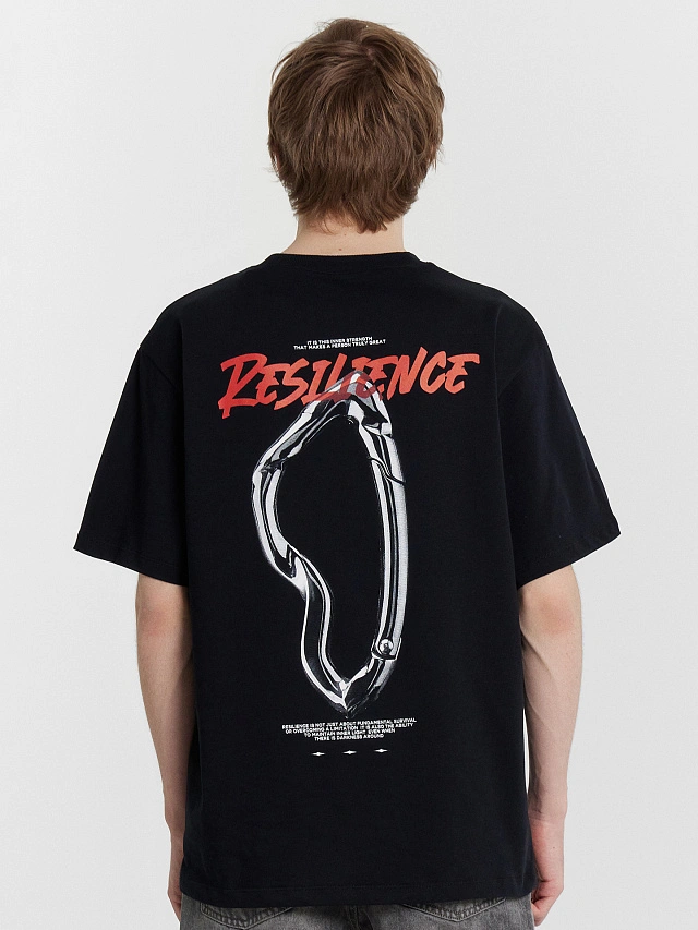 Футболка мужская черная с принтом и надписью "resilience" - 2