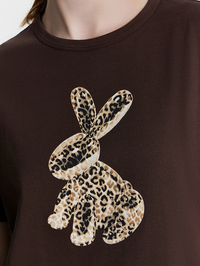 Футболка женская коричневая с принтом - 4