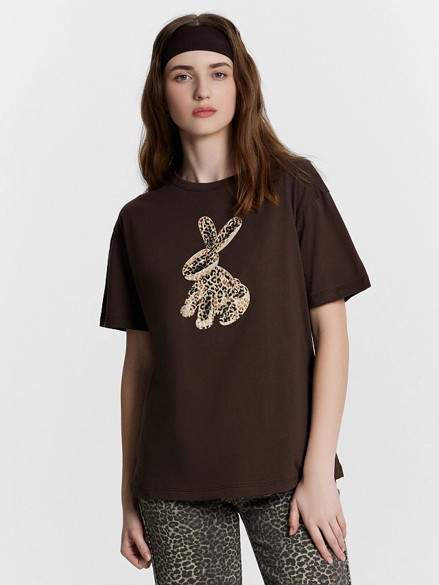 Футболка женская коричневая с принтом - 5