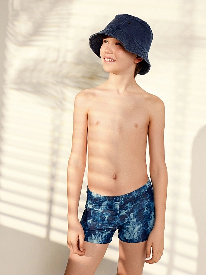 картинка Трусы купальные для мальчиков синие с принтом от магазина одежды для мальчиков от бренда Mark Formelle