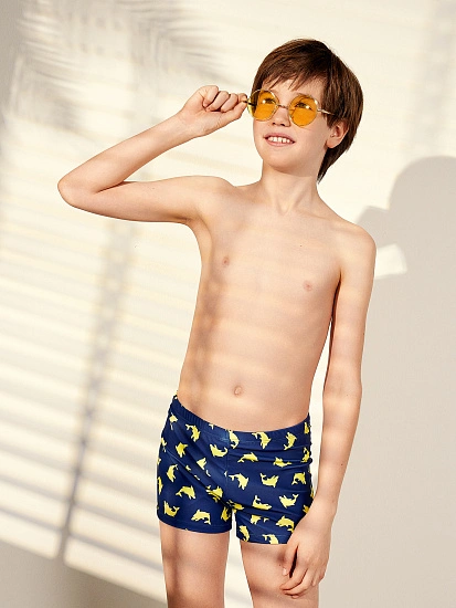 картинка Трусы купальные для мальчиков синие с принтом "акулы" от магазина одежды для мальчиков от бренда Mark Formelle