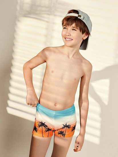картинка Трусы купальные для мальчиков с тропическим принтом от магазина одежды для мальчиков от бренда Mark Formelle