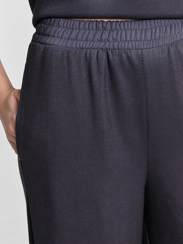 Комплект женский графитовый: брюки и футболка - 7