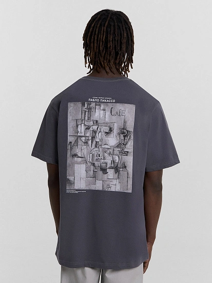 картинка Футболка мужская серая с принтом в виде картины Пабло Пикассо "голубь с зеленым горошком" от магазина мужской одежды Mark Formelle