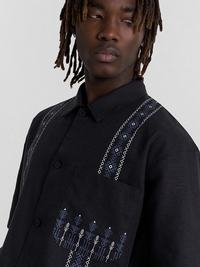 Рубашка мужская черная с принтом - 4