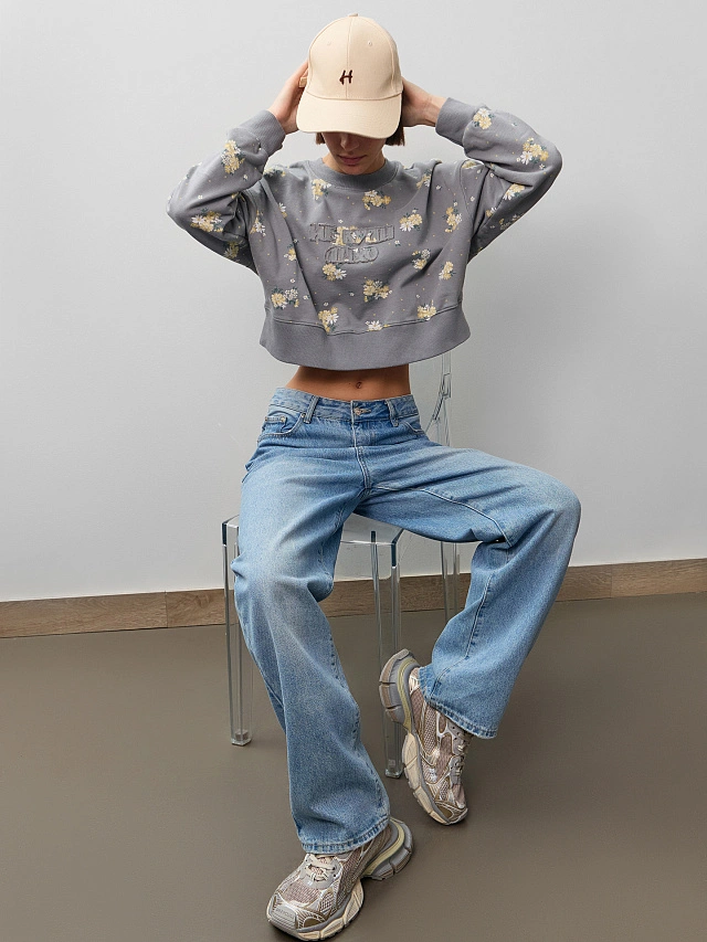 Свитшот женский серый с цветочным принтом - 10