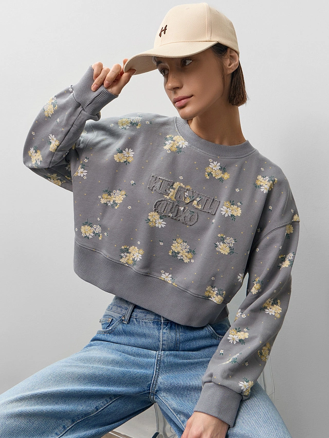 Свитшот женский серый с цветочным принтом - 11