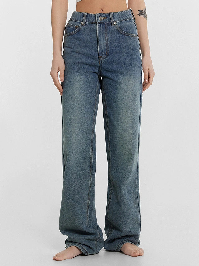 Джинсы женские прямые синие с эффектом выцветания - 2