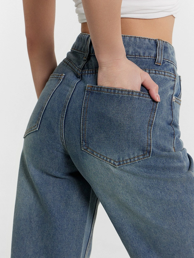 Джинсы женские прямые синие с эффектом выцветания - 6