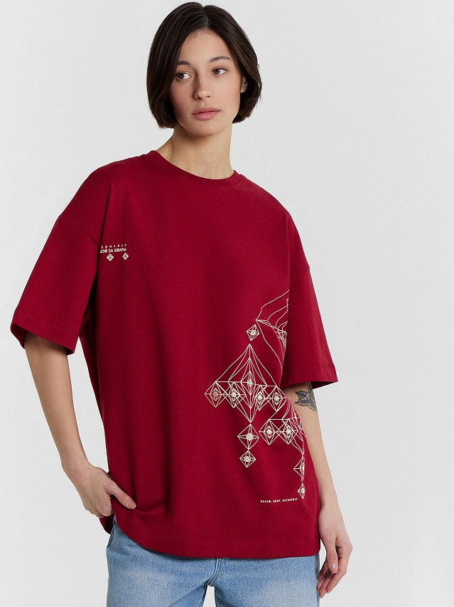 Футболка женская бордовая с принтом и надписью "падымайся вышэй за хмары" - 2