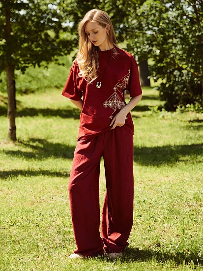 картинка Футболка женская бордовая с принтом и надписью "падымайся вышэй за хмары" от магазина стильной одежды Mark Formelle