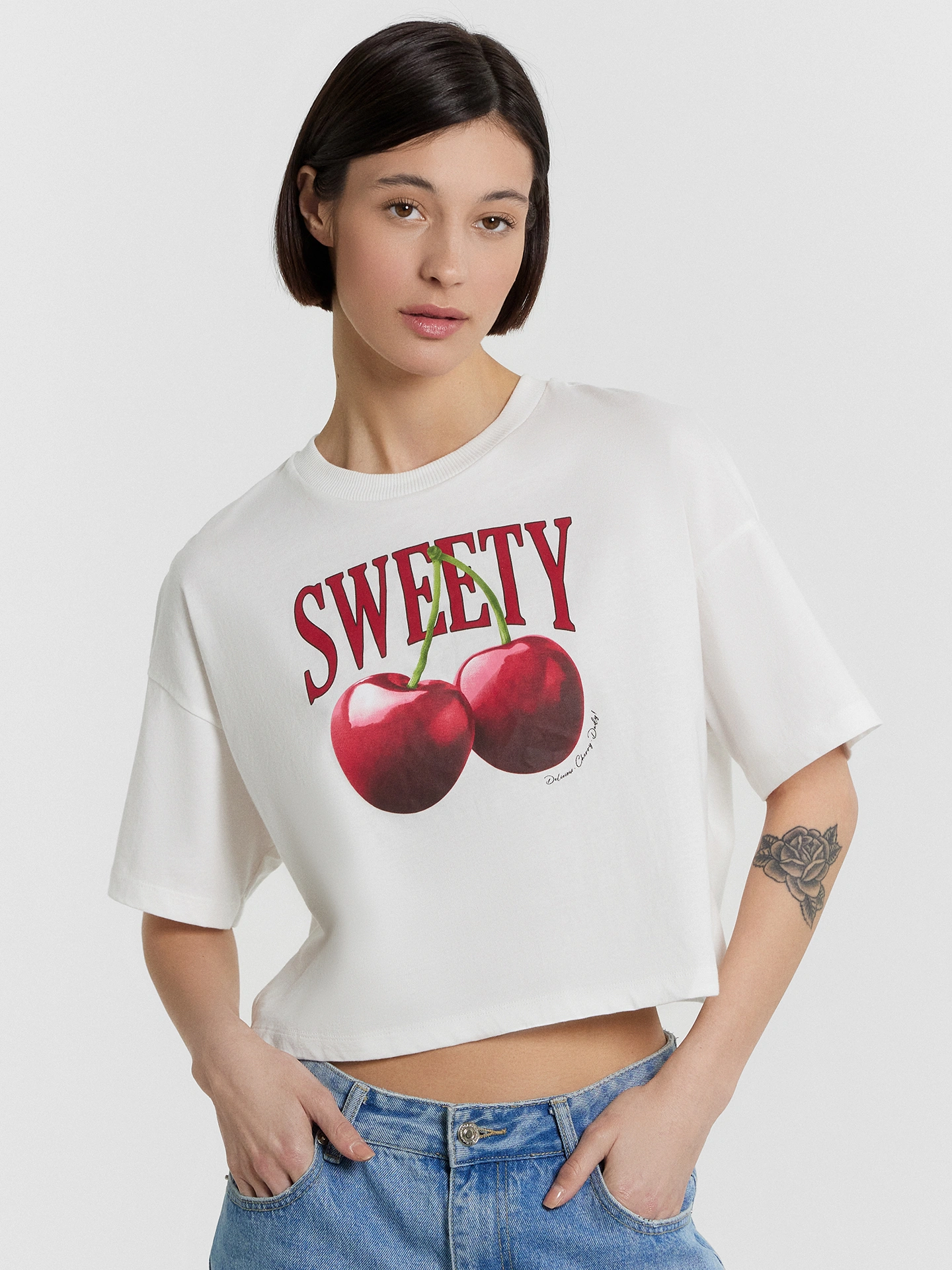 Футболка женская белая с принтом и надписью "sweety"