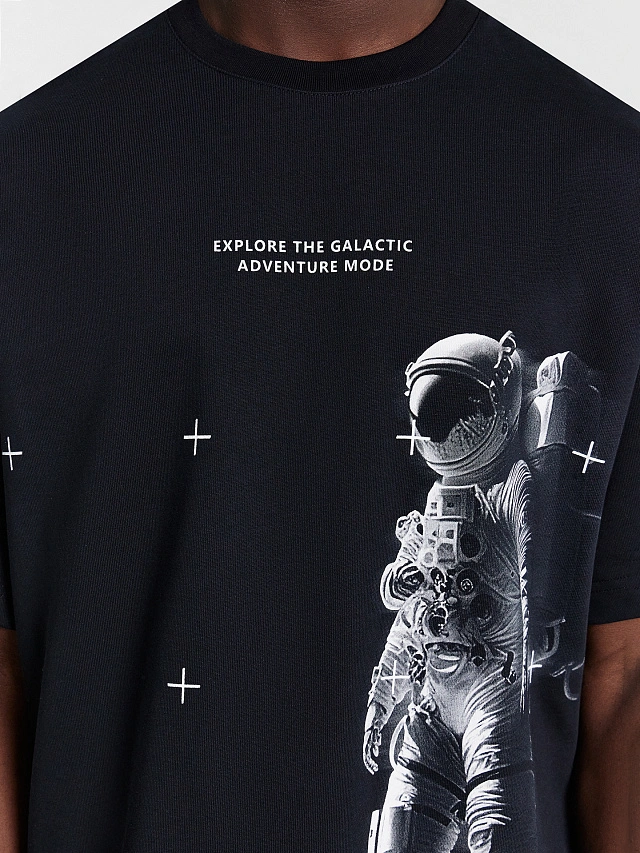 Футболка мужская черная с принтом и надписью "explore the galactic adventure mode" - 4