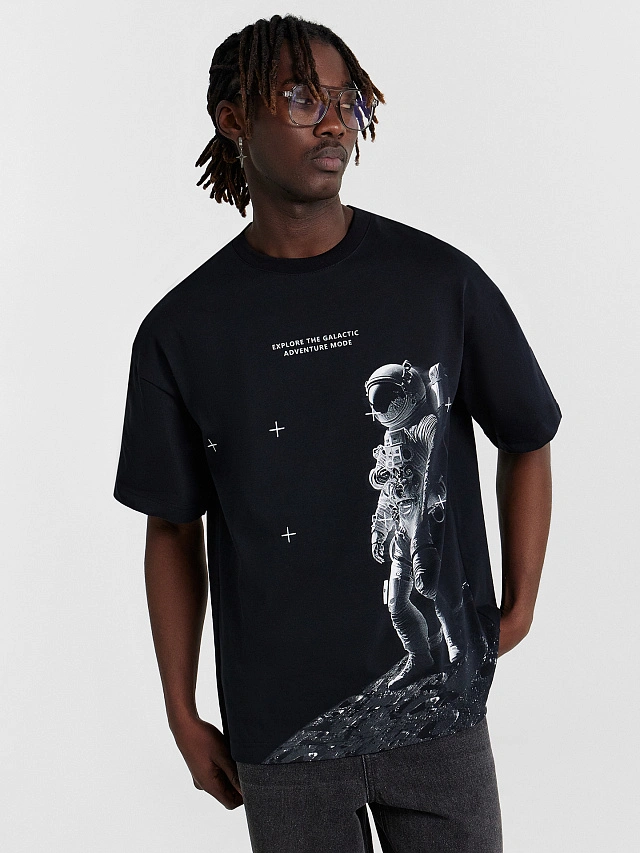 Футболка мужская черная с принтом и надписью "explore the galactic adventure mode" - 5