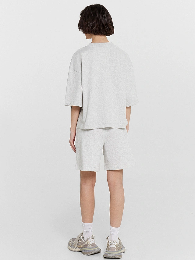 Комплект женский серый: футболка и шорты - 2