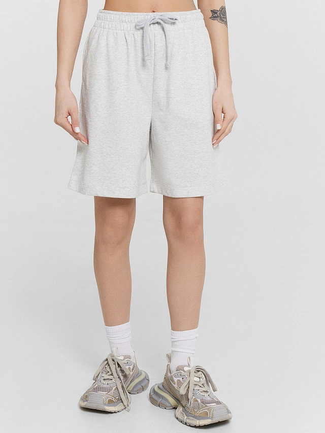 Комплект женский серый: футболка и шорты - 4